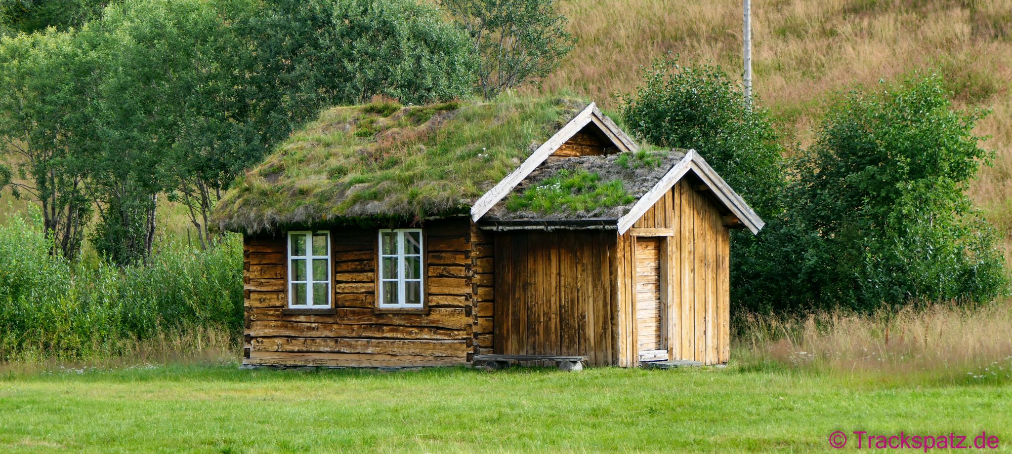  Hütten und Häuser mit Grasdächern gibt es nicht nur in der Antike, sondern sind brandaktuell